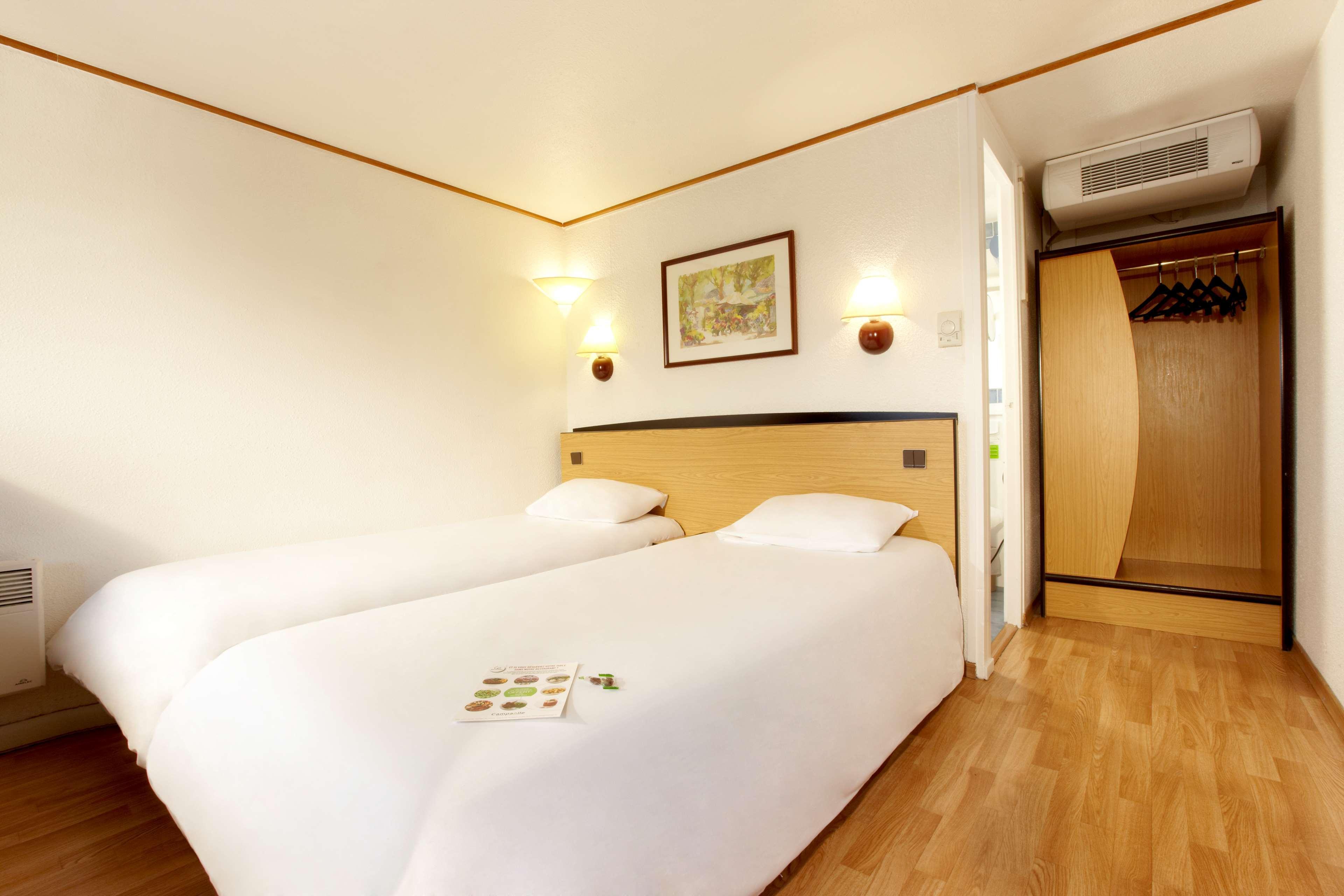 Hotel Campanile Calais Esterno foto