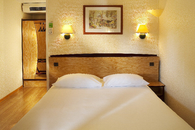 Hotel Campanile Calais Esterno foto